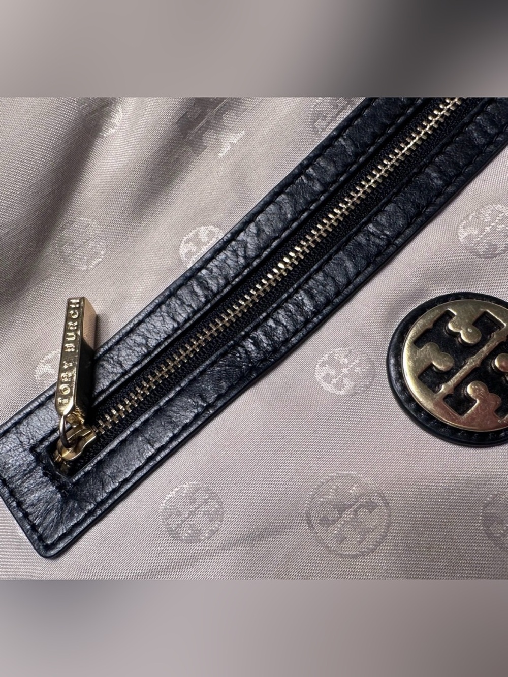 Tory Burch City Foldover Messenger - Picture 6 of 8